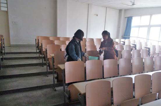 太阳成tyc122cc阳光青协l雷锋月3月5日清扫教二教室 (2)