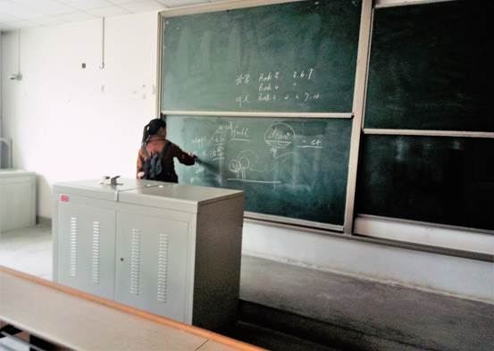 太阳成tyc122cc阳光青协l雷锋月3月5日清扫教二教室 (3)